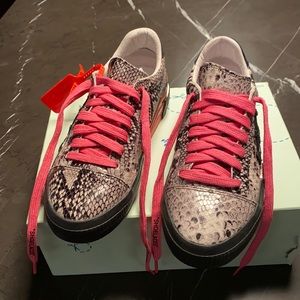 Off-white sneakers New Arrow Low Vulcanized Medium Grey Bl- snake w pink laces